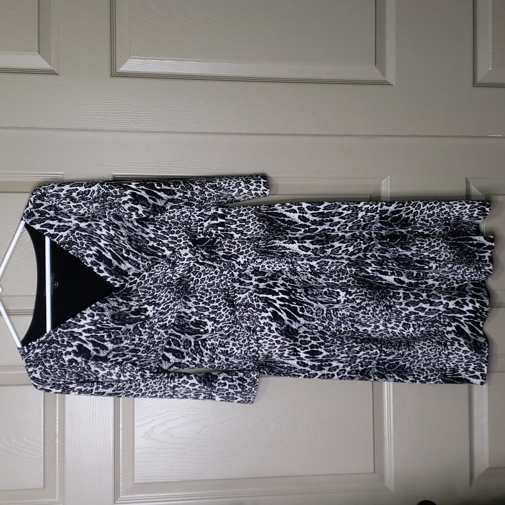Tahari Arthur S Levine animal print faux wrap dress size 8